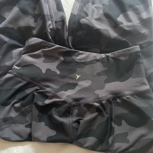 Two pairs of Old navy active elevate legging joggers camo and green - Picture 5 of 7